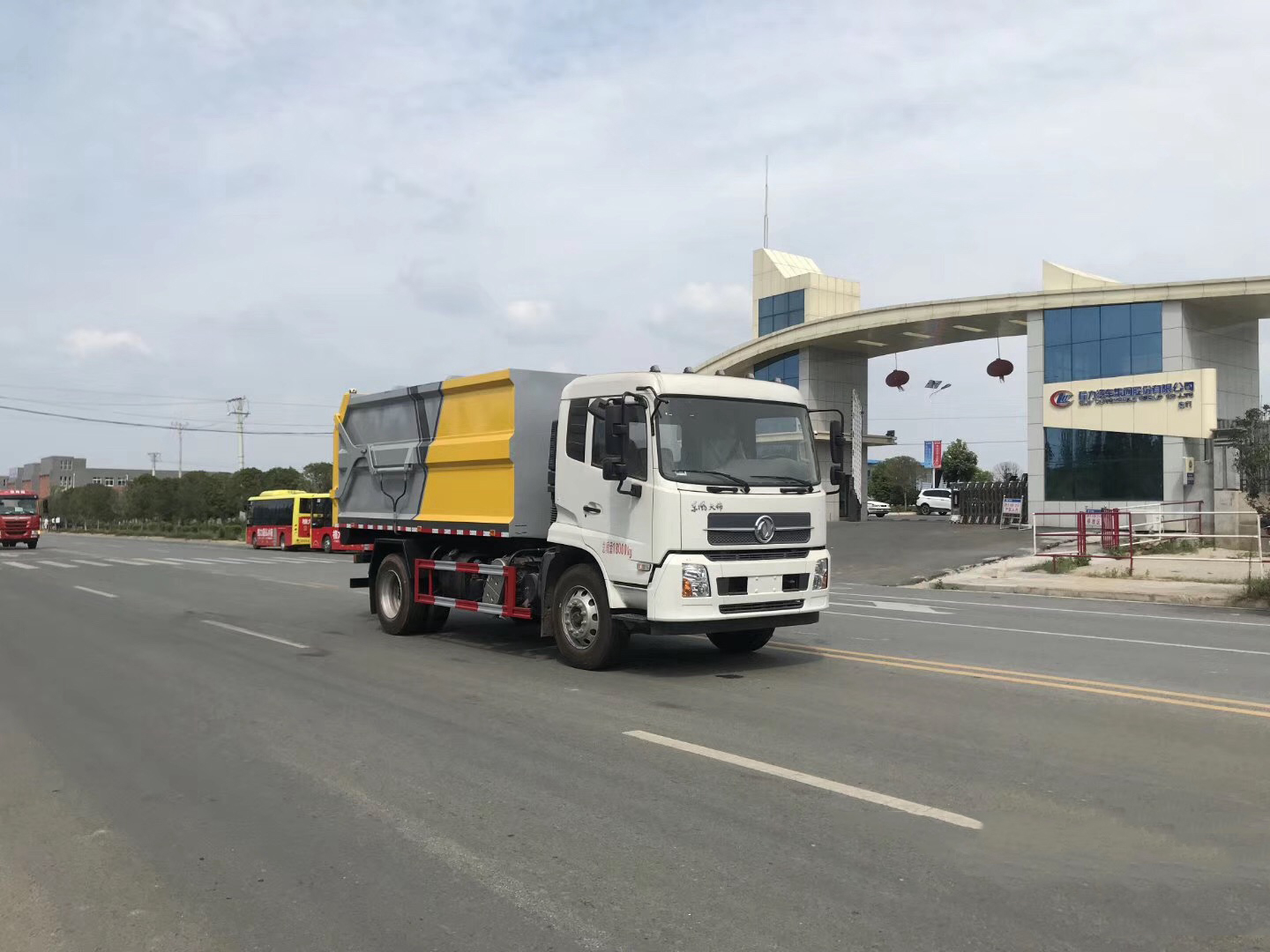 國六·東風(fēng)天錦15方對(duì)接垃圾車